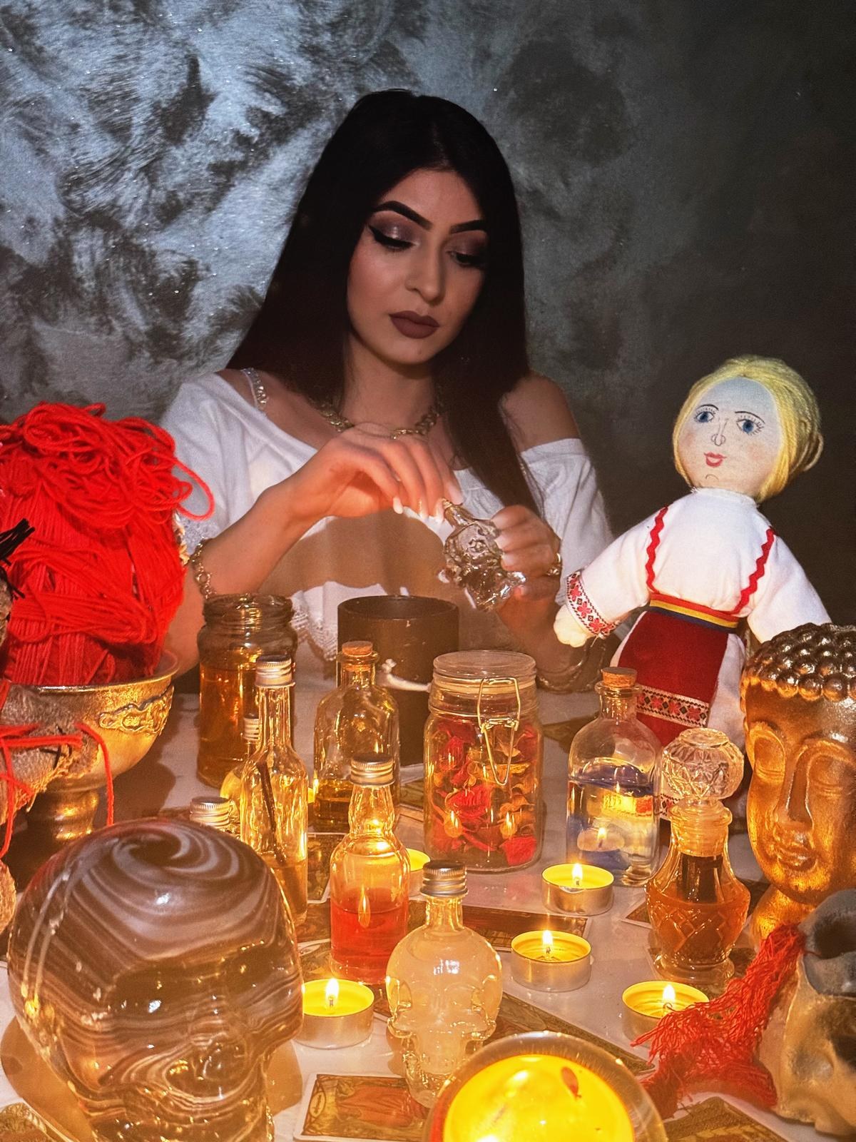 Clarvăzătoarea Cami — Camelia, la masa de ritual cu fir roșu și plante