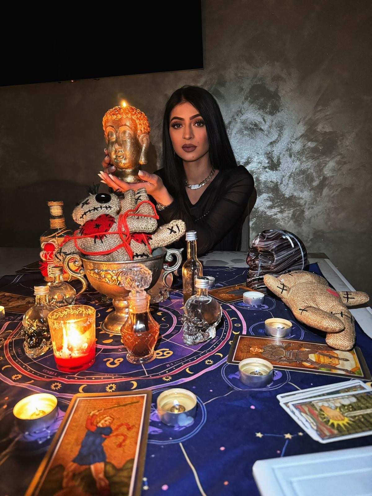 Masă de ritual cu pânză astrologică, tarot și obiecte magice