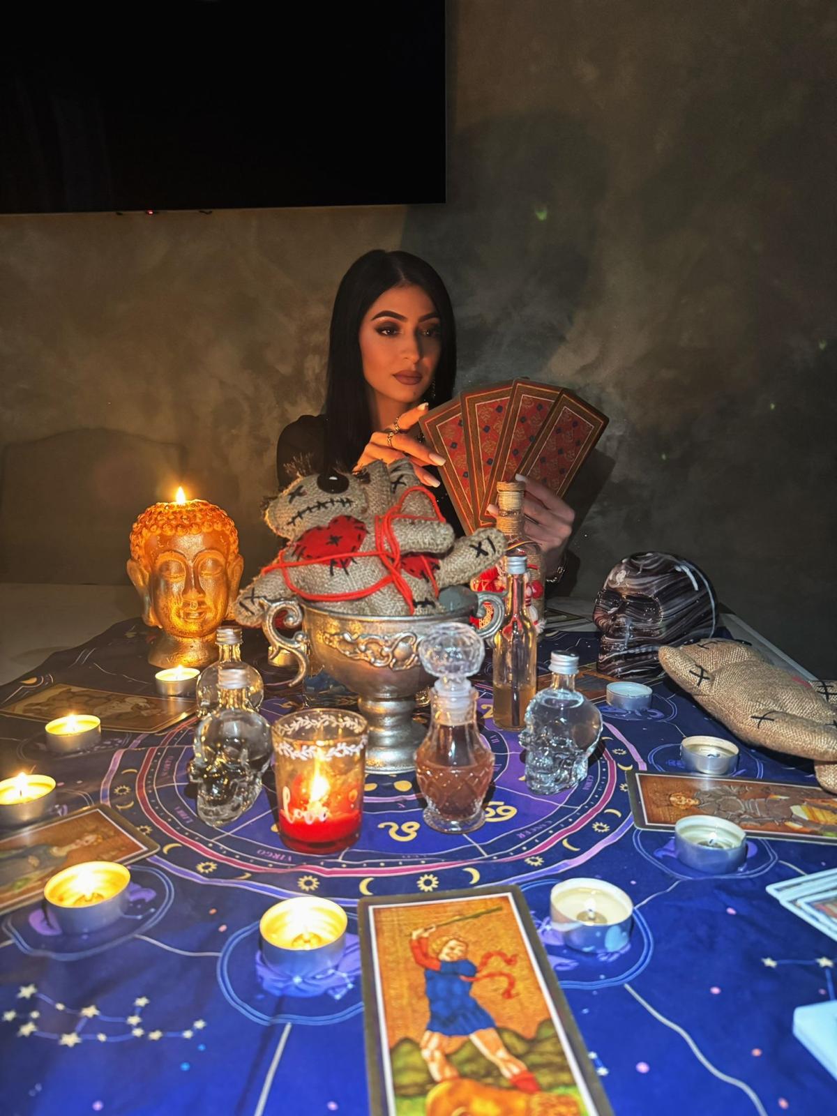 Clarvăzătoarea Cami la lumina lumânărilor
